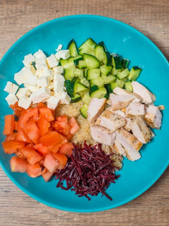 Una foto de Ensalada de pollo con queso feta y remolacha