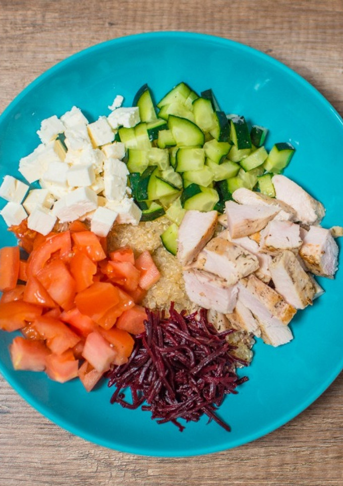 Una foto de Ensalada de pollo con queso feta y remolacha