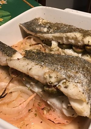 Une photo de Filets de merlu aux oignons et câpres italiennes