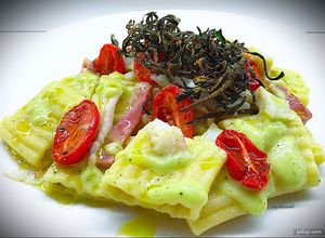 Foto di Mezzi paccheri ondulati con crema di zucchine, datterini confit, guanciale croccante