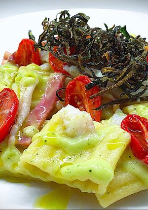 Foto di Mezzi paccheri ondulati con crema di zucchine, datterini confit, guanciale croccante