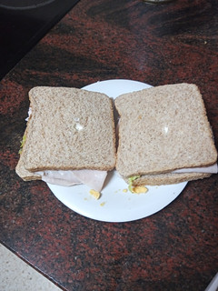 Una foto de Sándwich de pechuga de pavo, ensalada, huevo duro y mayonesa