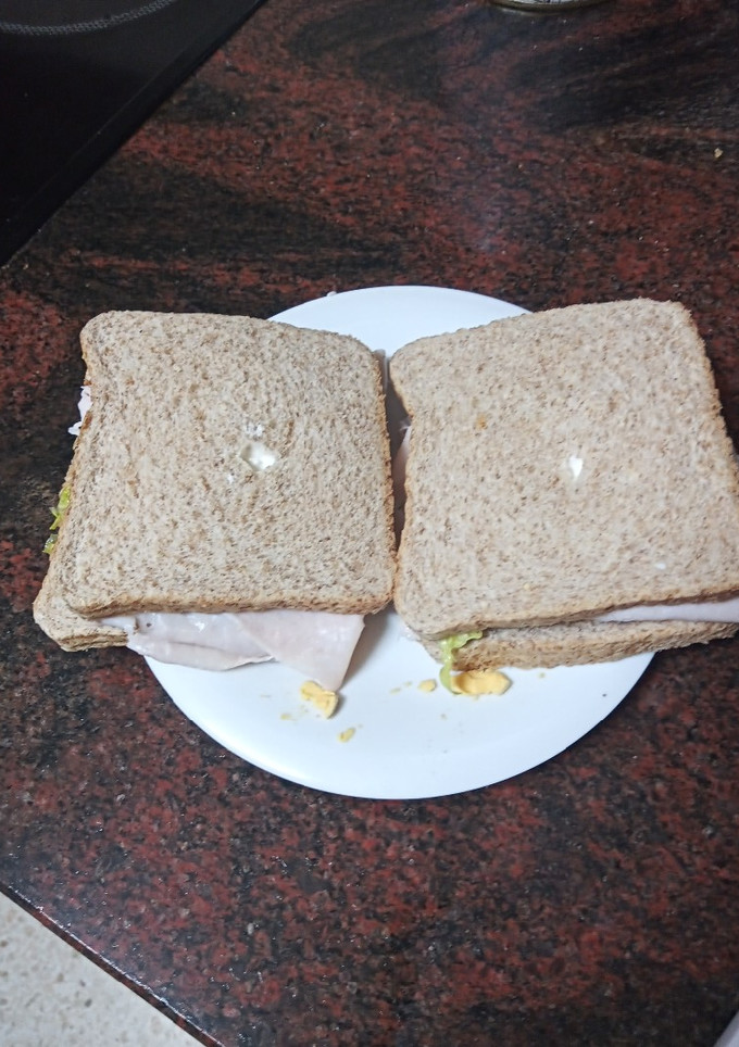Una foto de Sándwich de pechuga de pavo, ensalada, huevo duro y mayonesa