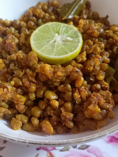 છુટા મગ (Chutaa Moong Recipe In Gujarati) રેસીપી મુખ્ય ફોટો