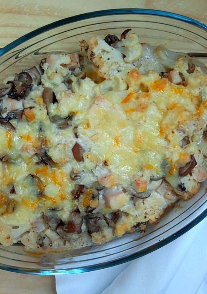 Una foto de Coliflor gratinada con pavo y champiñones
