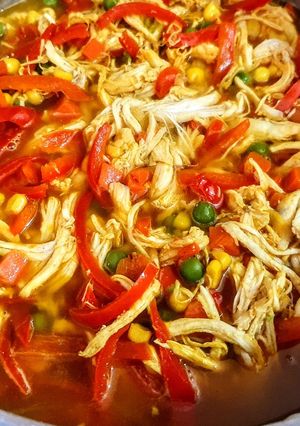 Una foto de POLLO Con🌽🥕Vegetales Al Curry...!🌼