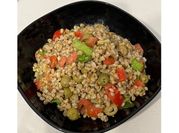 Una foto di pomodoro, basilico, tonno
