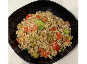 Foto di Insalata di farro con pesto, insalata iceberg, basilico, olive verdi, pomodori e tonno🍅🌱