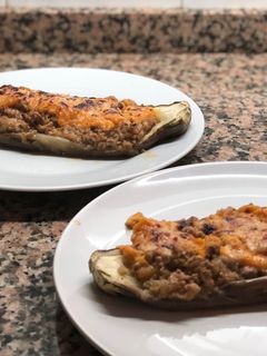Una foto de Berenjenas rellenas de carne con tomate casero súper fácil