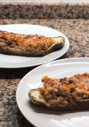 Una foto de Berenjenas rellenas de carne con tomate casero súper fácil