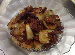 Hình của món Thịt lợn cari xào hành tây.