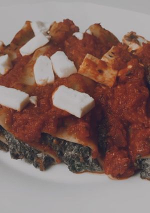 Zdjęcie przepisu Cannelloni ze szpinakiem w sosie pomidorowym.