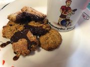 Una foto de galletas avena y claras
