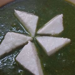A picture of Cottage cheese in spinach gravy.