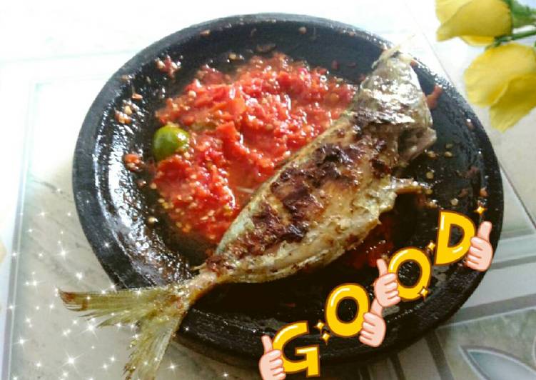 Cara mudah meracik Ikan bakar sambal mentah Lezat