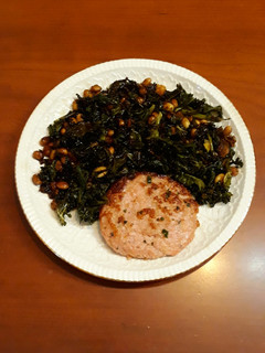 Una foto de Habas de soja germinada con kale y hamburguesa de pollo