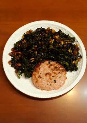 Foto principal de Habas de soja germinada con kale y hamburguesa de pollo
