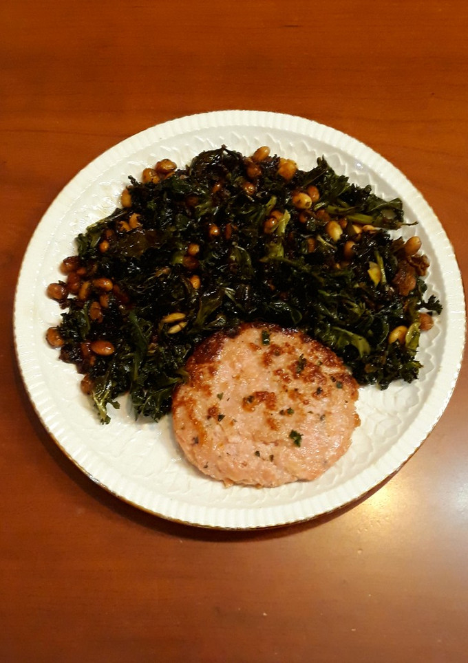 Una foto de Habas de soja germinada con kale y hamburguesa de pollo