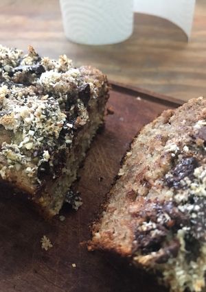 Una foto de Banana bread con crumble de coco y chocolate! 🍌🥥🍫