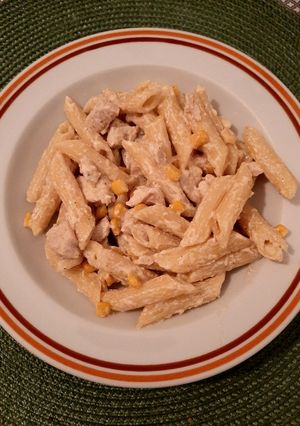 O poză a rețetei Penne cu piept de pui, porumb și sos de smântână.