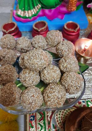 तिळाचे लाडू (tilache ladoo recipe in marathi) रेसिपी चे मुख्य फोटो 