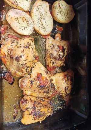 Una foto de Pollo al horno con patatas panadera