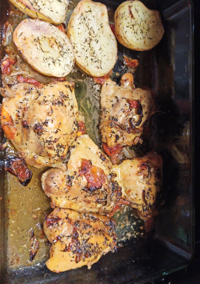 Una foto de Pollo al horno con patatas panadera