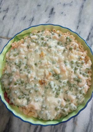 A picture of Cheesy Pasta in white sauce.