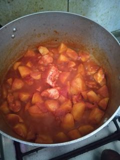 صورة لوصفة بطاطس بالفراخ والصلصة مع رز وسلطه