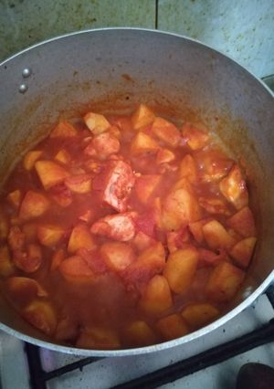 صورة لوصفة بطاطس بالفراخ والصلصة مع رز وسلطه