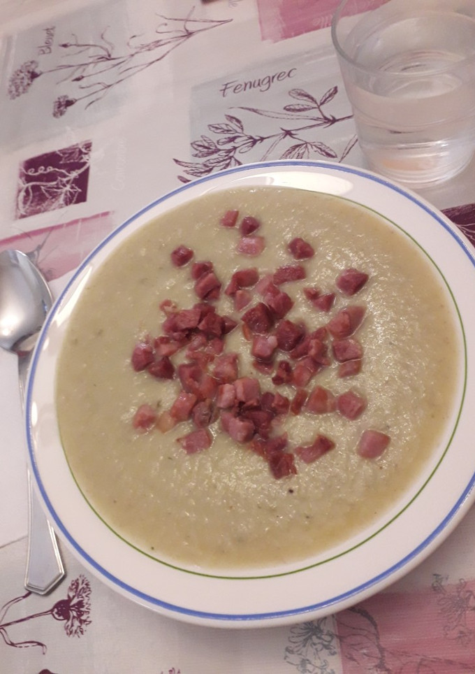 Una foto de Crema de verduras claras baja en calorías
