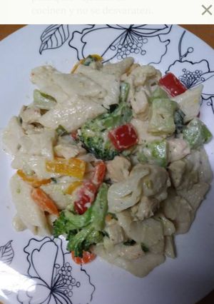 Una foto de Pasta de verduras con pollo
