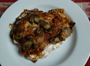 Una foto de Lasaña de berenjenas con yogurt natural y champiñones
