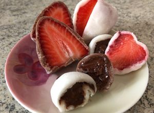 Foto di Mochi classici e al cacao, con la Nutella e le fragole 🍓 🍡 (ricetta Giapponese 🇯🇵)