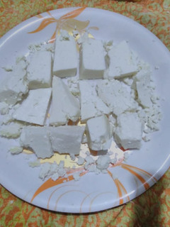 હોમ મેડ પનીર (Home Made Paneer Recipe In Gujarati) રેસીપી મુખ્ય ફોટો