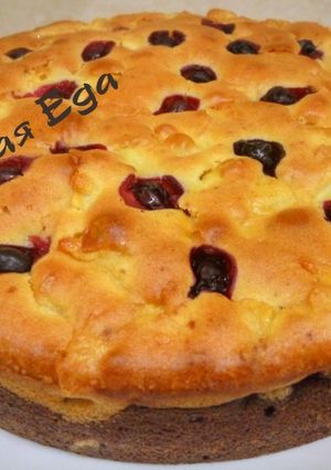 Фото Двухслойный пирог с яблоками и ягодами.
