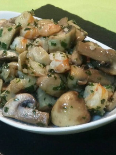 Una foto de Champiñones con langostinos