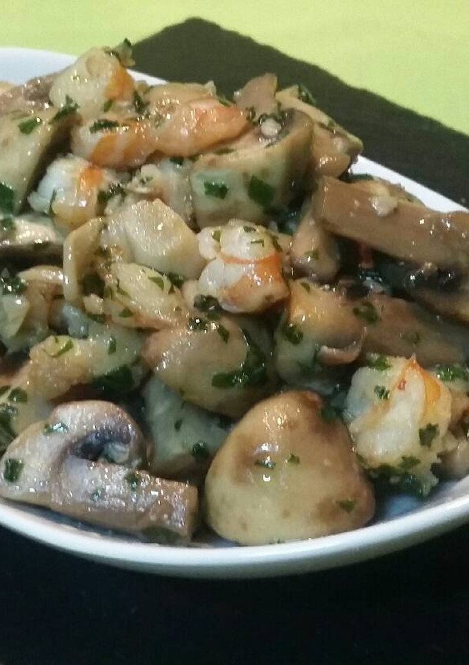 Una foto de Champiñones con langostinos
