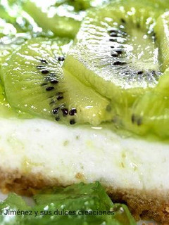 Una foto de Tarta de queso y kiwis