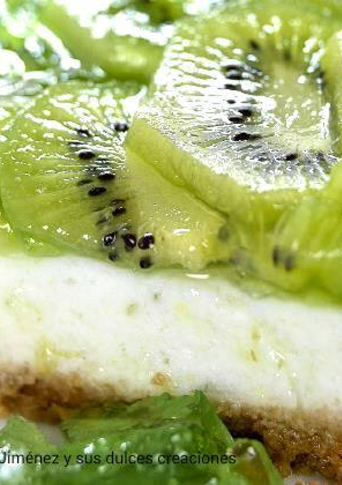 Una foto de Tarta de queso y kiwis