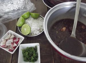 Foto principal de Sopa ranchera de repollo y frijoles negros de la nana