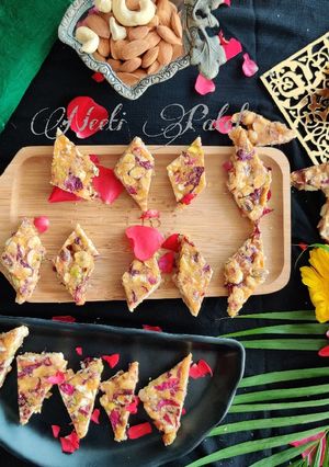 ડ્રાય ફ્રૂટ ચીકી (dry fruits chikki recipe in gujarati) રેસીપી મુખ્ય ફોટો