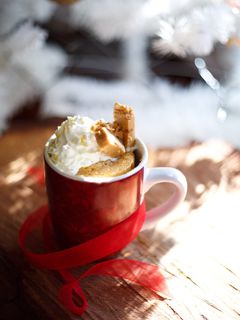 Una foto de Mug cake navideño de turrón de Jijona