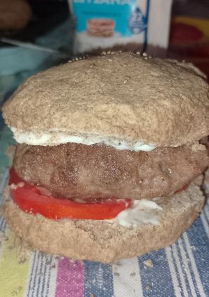 Una foto de Hamburguesas caseras y pan casero