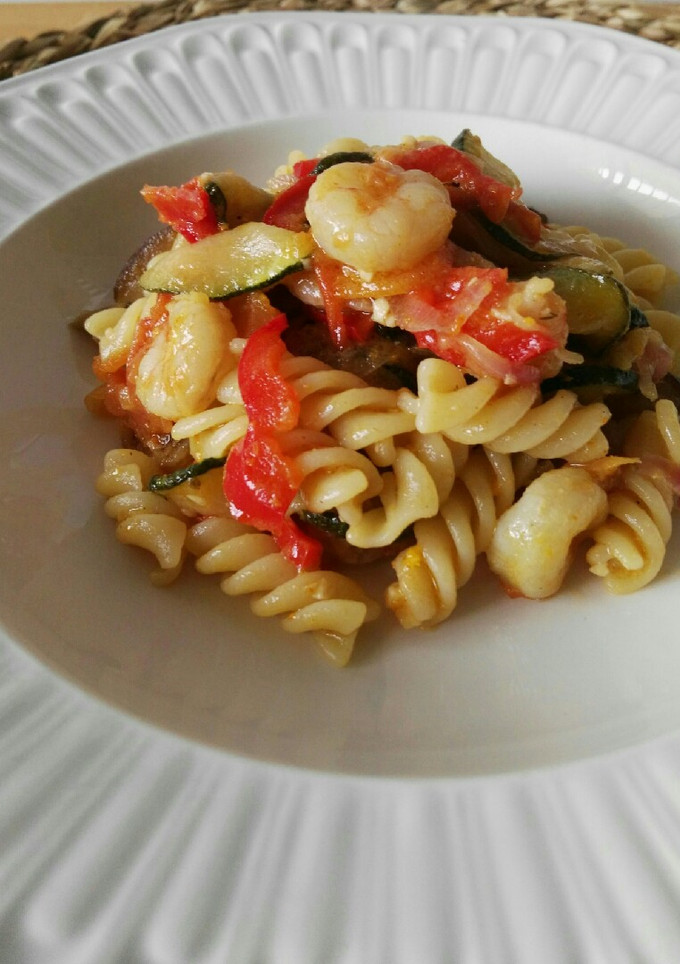 Una foto de Espirales con gambas al curry y salsa de mandarina