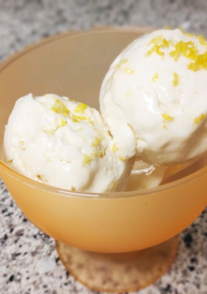 Una foto de Helado de limón con leche evaporada (Thermomix)