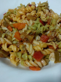 Una foto de Pasta con verduras y champiñones