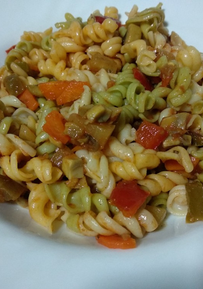 Una foto de Pasta con verduras y champiñones