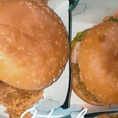A picture of Delicious 😋 crispy zinger burger 🍔.