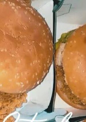A picture of Delicious 😋 crispy zinger burger 🍔.